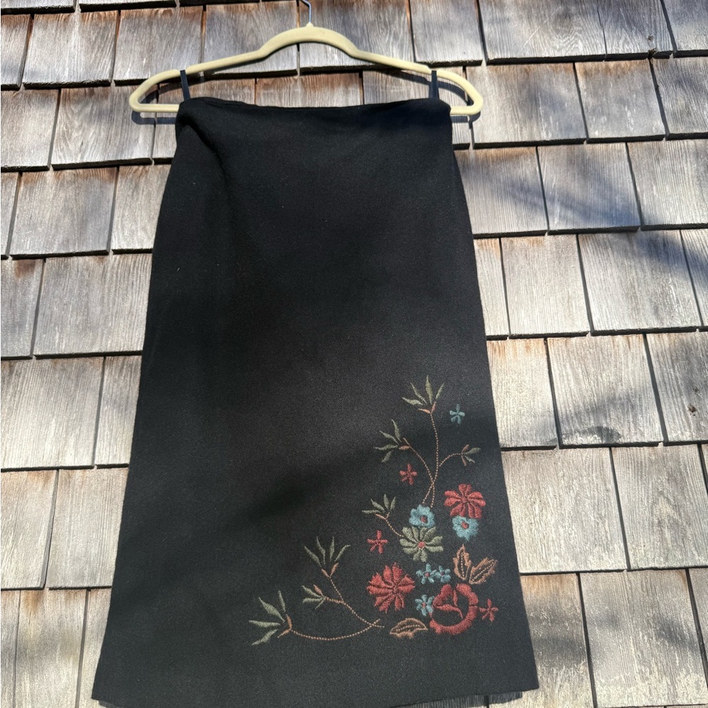Henne Black Pencil Skirt with Floral Embroidery